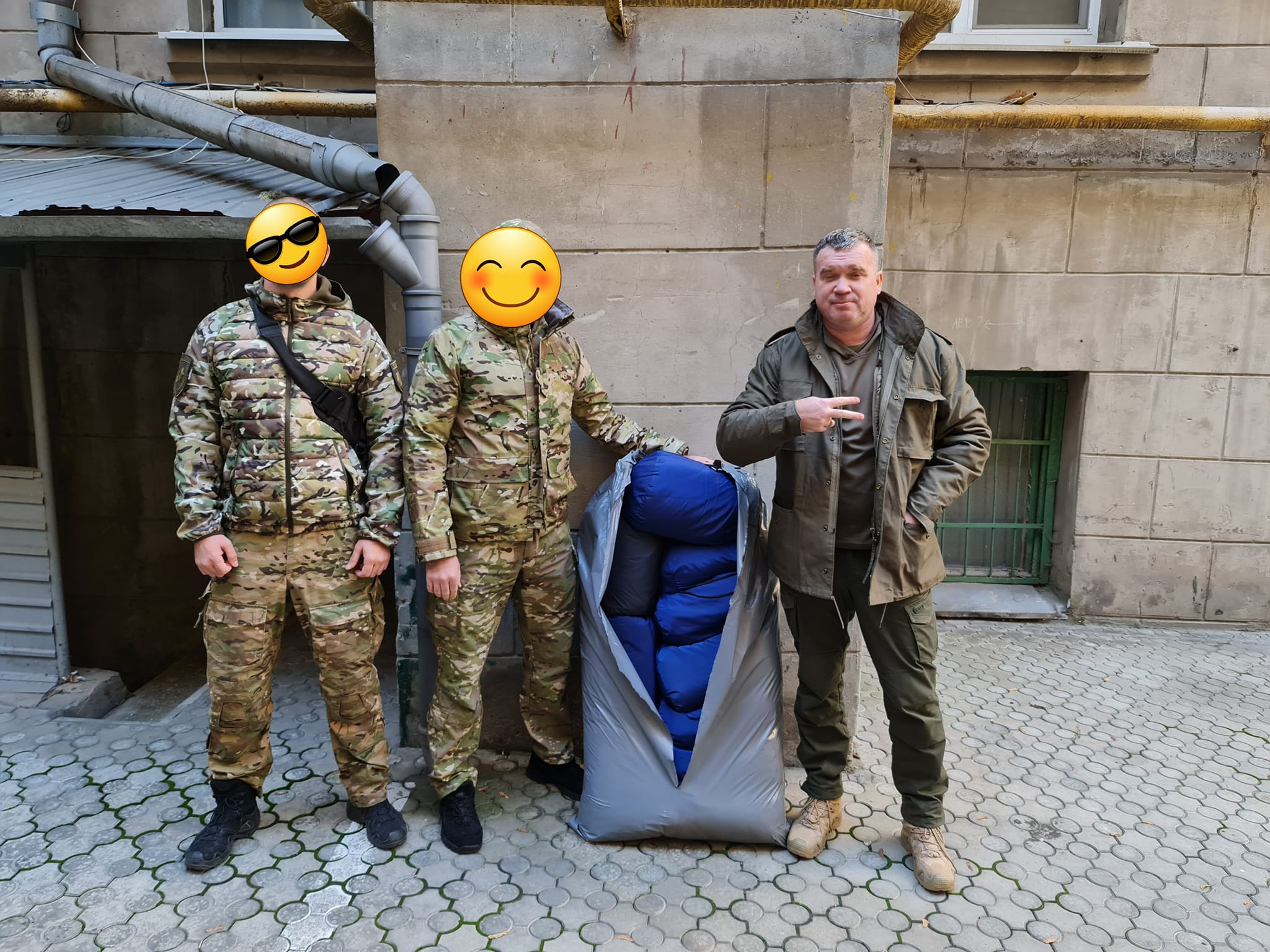 Передали хлопцям зі спецпідрозділу Національної поліції Луганської області спальні мішки, саме для тих хто на сході. 