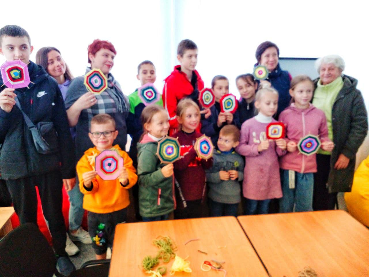 25 жовтня діти Шелтер переселенців Луганщини стали учасниками в Coworking Space МАЙСТЕР-КЛАСУ з плетіння мандали-оберегу 