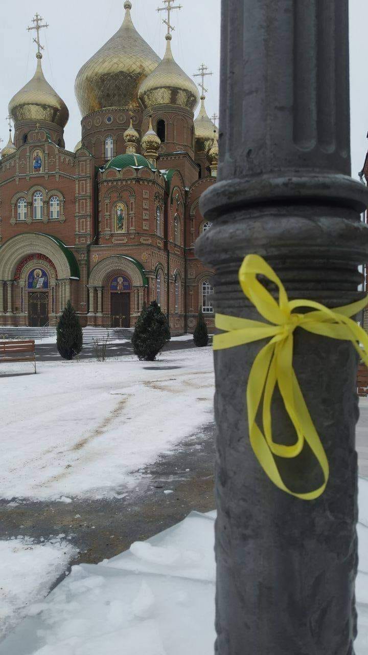 Активісти руху «Жовта Стрічка» розвісили стрічки у Луганську 