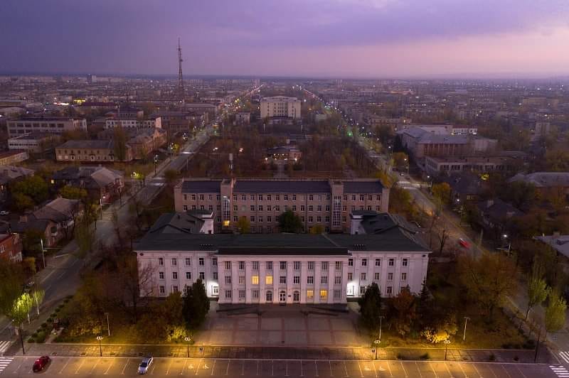 Сєвєродонецьк — містечко на сході України, яке до повномасштабного вторгнення у 2022 році було затишним та комфортним для життя. 