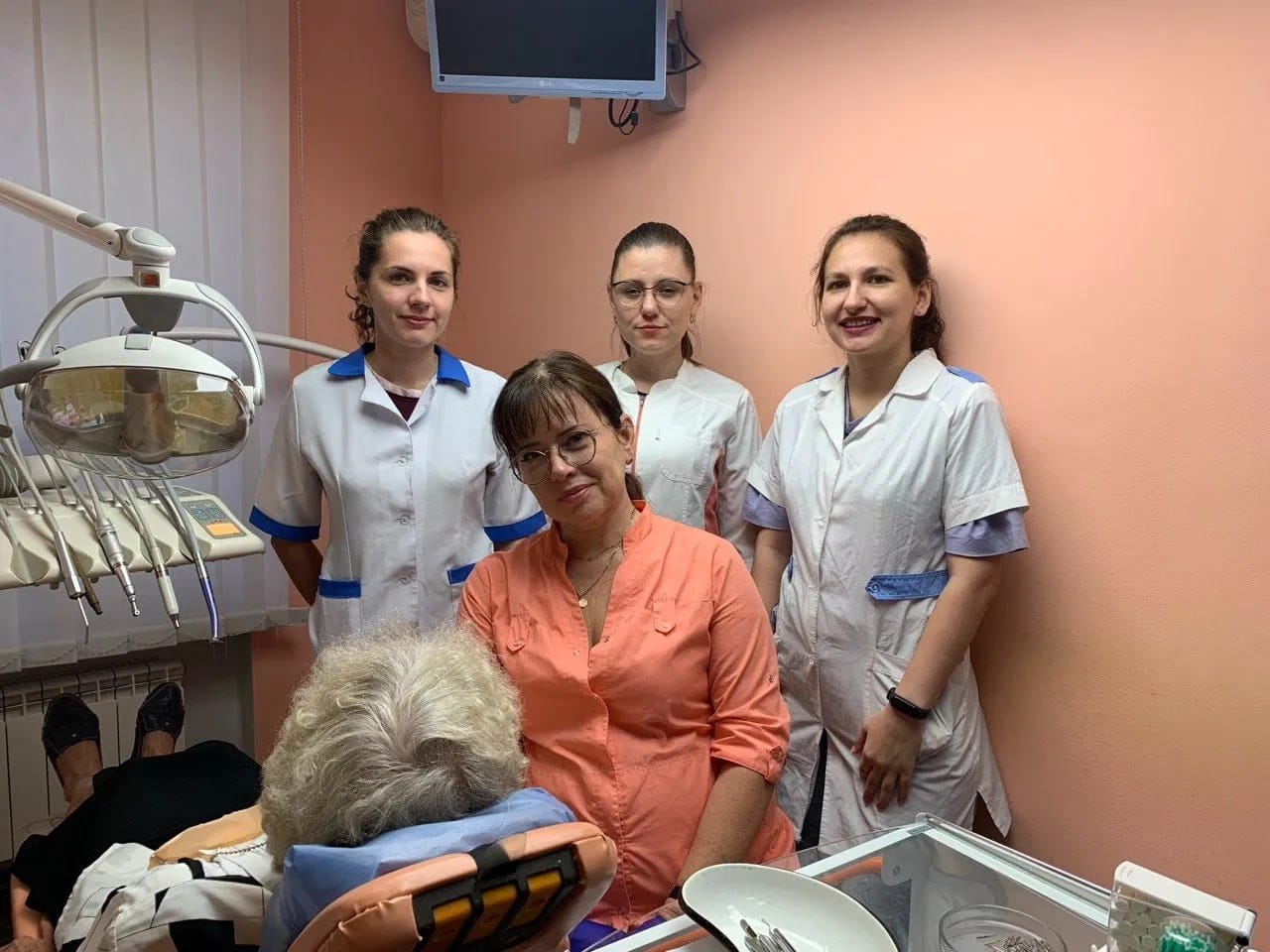 Олена Паталаха відкрила сучасну стоматологічну клініку в Києві, де працюють винятково переселенці 