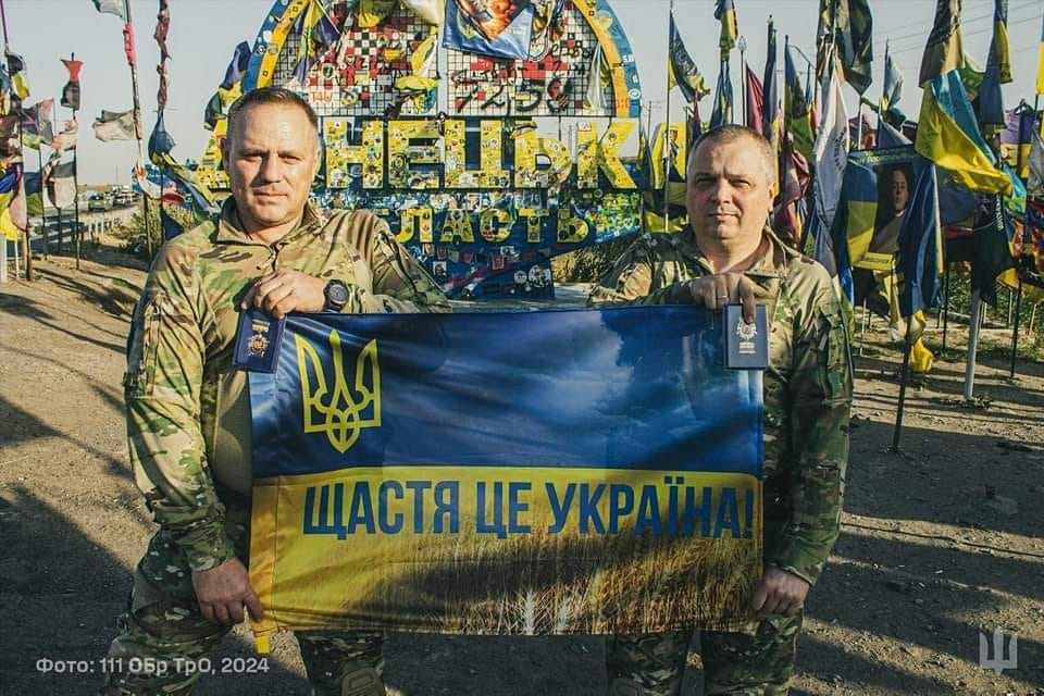 Військові 111 ОБрТрО з прапором «Щастя - це Україна» поблизу стели Донеччини 